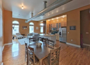 12 Massive condo in the heart of the city